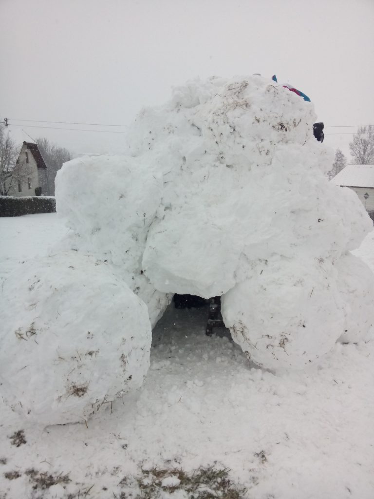 Kugel-Iglu mit wenig Schnee bauen